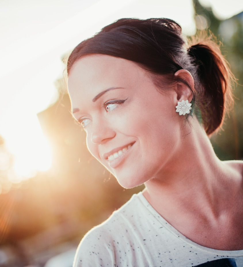 Nadine Wachtendorf, Marketing Managerin von Tante Else, lächelnd im Gegenlicht